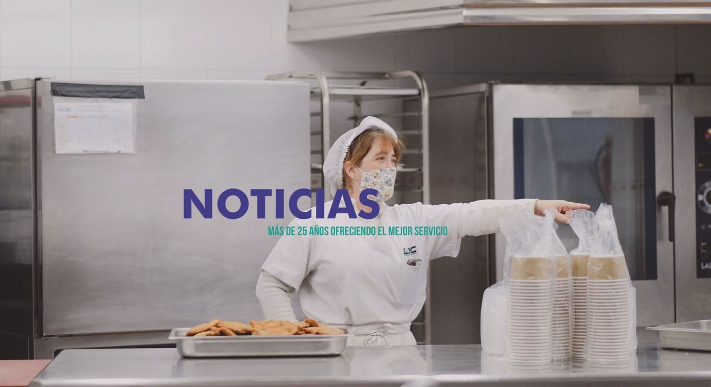 Cocinero preparando comida en una cocina profesional
